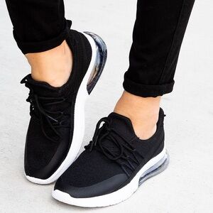 La Sheelah Black Athleisure Mesh Sneakers Bubble Sole Lace-Up | Women’s 7